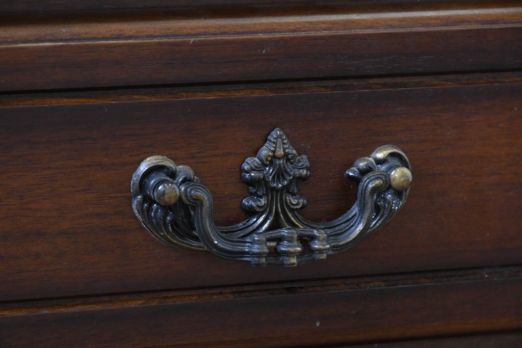 中古　美品　カリモク家具(karimoku)　COLONIAL(コロニアル)シリーズ　優雅な引手金具がアクセントの食器棚　定価約30万円　(R-086335)