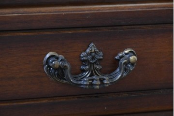 中古　美品　カリモク家具(karimoku)　COLONIAL(コロニアル)シリーズ　優雅な引手金具がアクセントの食器棚　定価約30万円　(R-086335)