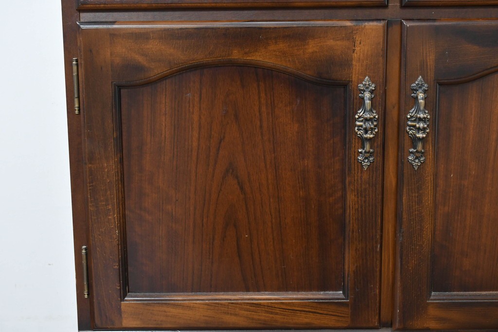 中古　美品　カリモク家具(karimoku)　COLONIAL(コロニアル)シリーズ　優雅な引手金具がアクセントの食器棚　定価約30万円　(R-086335)