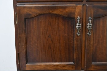 中古　美品　カリモク家具(karimoku)　COLONIAL(コロニアル)シリーズ　優雅な引手金具がアクセントの食器棚　定価約30万円　(R-086335)