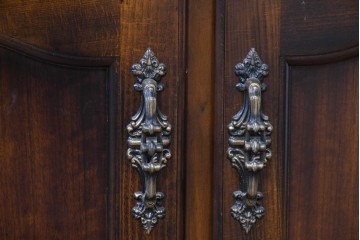 中古　美品　カリモク家具(karimoku)　COLONIAL(コロニアル)シリーズ　優雅な引手金具がアクセントの食器棚　定価約30万円　(R-086335)