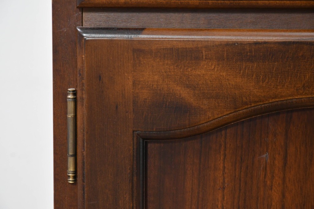 中古　美品　カリモク家具(karimoku)　COLONIAL(コロニアル)シリーズ　優雅な引手金具がアクセントの食器棚　定価約30万円　(R-086335)