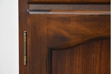 中古　美品　カリモク家具(karimoku)　COLONIAL(コロニアル)シリーズ　優雅な引手金具がアクセントの食器棚　定価約30万円　(R-086335)