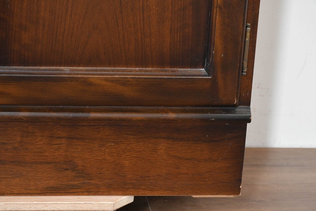 中古　美品　カリモク家具(karimoku)　COLONIAL(コロニアル)シリーズ　優雅な引手金具がアクセントの食器棚　定価約30万円　(R-086335)