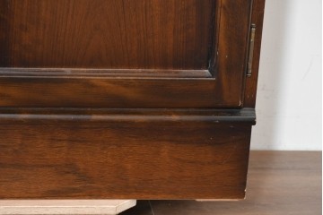 中古　美品　カリモク家具(karimoku)　COLONIAL(コロニアル)シリーズ　優雅な引手金具がアクセントの食器棚　定価約30万円　(R-086335)