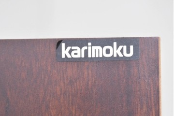 中古　美品　カリモク家具(karimoku)　COLONIAL(コロニアル)シリーズ　優雅な引手金具がアクセントの食器棚　定価約30万円　(R-086335)