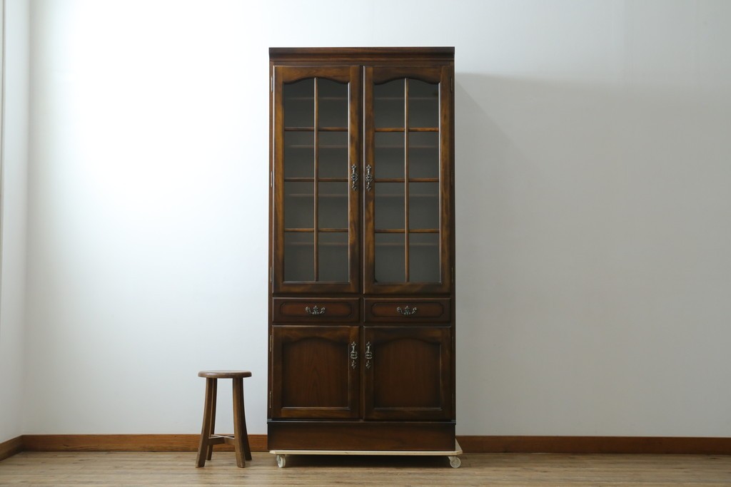 中古　美品　カリモク家具(karimoku)　COLONIAL(コロニアル)シリーズ　優雅な引手金具がアクセントの食器棚　定価約30万円　(R-086335)