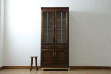 中古　美品　カリモク家具(karimoku)　COLONIAL(コロニアル)シリーズ　優雅な引手金具がアクセントの食器棚　定価約30万円　(R-086335)