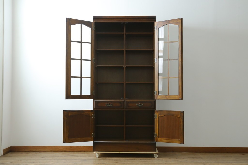中古　美品　カリモク家具(karimoku)　COLONIAL(コロニアル)シリーズ　優雅な引手金具がアクセントの食器棚　定価約30万円　(R-086335)