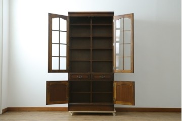 中古　美品　カリモク家具(karimoku)　COLONIAL(コロニアル)シリーズ　優雅な引手金具がアクセントの食器棚　定価約30万円　(R-086335)