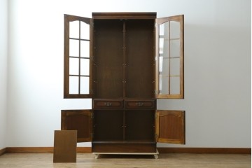 中古　美品　カリモク家具(karimoku)　COLONIAL(コロニアル)シリーズ　優雅な引手金具がアクセントの食器棚　定価約30万円　(R-086335)