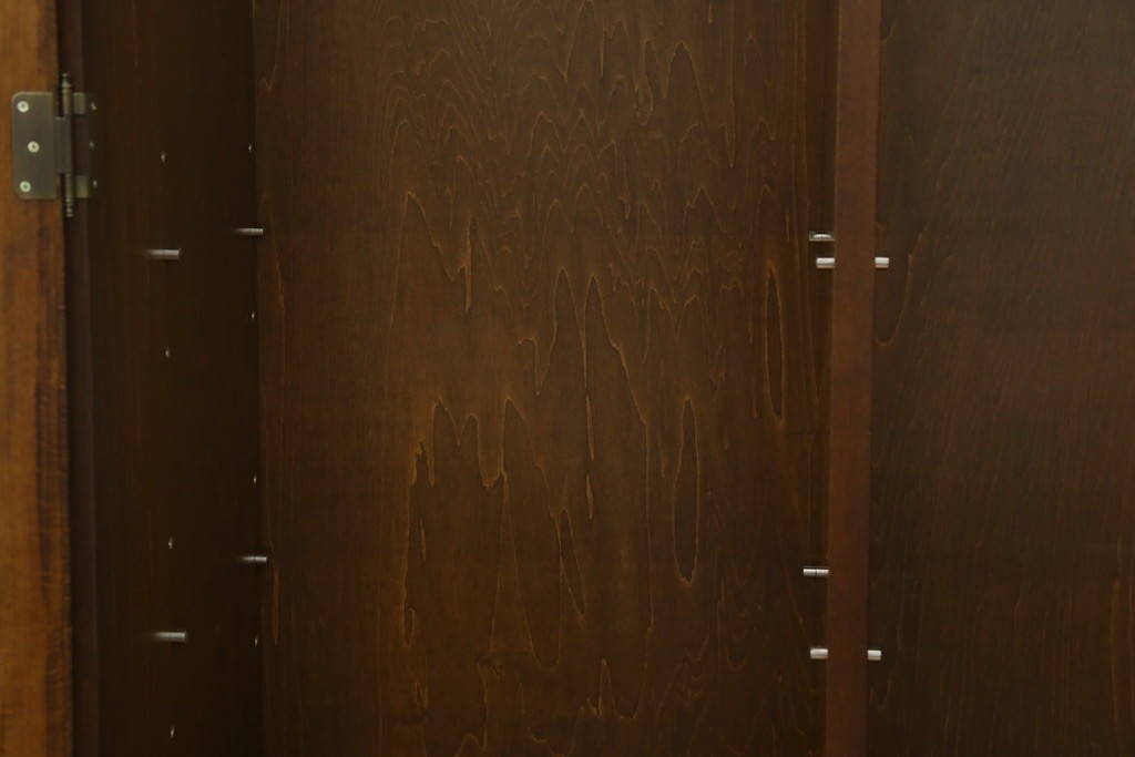 中古　美品　カリモク家具(karimoku)　COLONIAL(コロニアル)シリーズ　優雅な引手金具がアクセントの食器棚　定価約30万円　(R-086335)