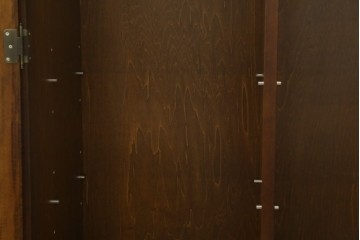 中古　美品　カリモク家具(karimoku)　COLONIAL(コロニアル)シリーズ　優雅な引手金具がアクセントの食器棚　定価約30万円　(R-086335)