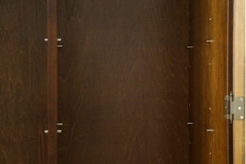 中古　美品　カリモク家具(karimoku)　COLONIAL(コロニアル)シリーズ　優雅な引手金具がアクセントの食器棚　定価約30万円　(R-086335)