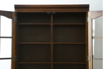 中古　美品　カリモク家具(karimoku)　COLONIAL(コロニアル)シリーズ　優雅な引手金具がアクセントの食器棚　定価約30万円　(R-086335)