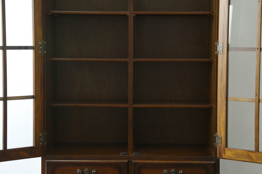 中古　美品　カリモク家具(karimoku)　COLONIAL(コロニアル)シリーズ　優雅な引手金具がアクセントの食器棚　定価約30万円　(R-086335)