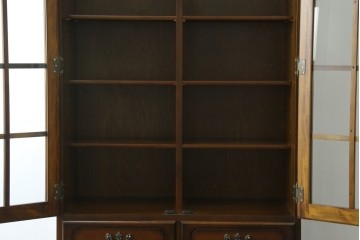 中古　美品　カリモク家具(karimoku)　COLONIAL(コロニアル)シリーズ　優雅な引手金具がアクセントの食器棚　定価約30万円　(R-086335)