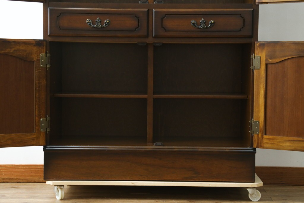 中古　美品　カリモク家具(karimoku)　COLONIAL(コロニアル)シリーズ　優雅な引手金具がアクセントの食器棚　定価約30万円　(R-086335)