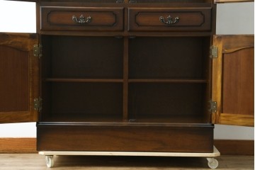 中古　美品　カリモク家具(karimoku)　COLONIAL(コロニアル)シリーズ　優雅な引手金具がアクセントの食器棚　定価約30万円　(R-086335)