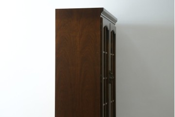中古　美品　カリモク家具(karimoku)　COLONIAL(コロニアル)シリーズ　優雅な引手金具がアクセントの食器棚　定価約30万円　(R-086335)