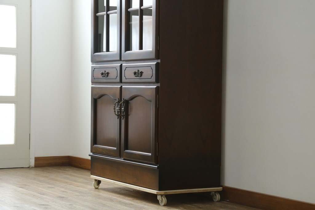 中古　美品　カリモク家具(karimoku)　COLONIAL(コロニアル)シリーズ　優雅な引手金具がアクセントの食器棚　定価約30万円　(R-086335)