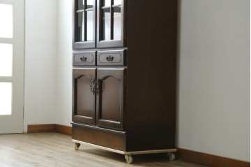 中古　美品　カリモク家具(karimoku)　COLONIAL(コロニアル)シリーズ　優雅な引手金具がアクセントの食器棚　定価約30万円　(R-086335)