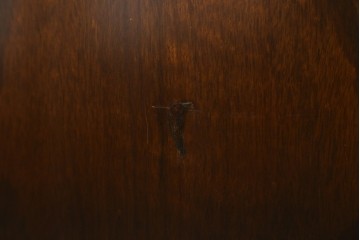 中古　美品　カリモク家具(karimoku)　COLONIAL(コロニアル)シリーズ　優雅な引手金具がアクセントの食器棚　定価約30万円　(R-086335)