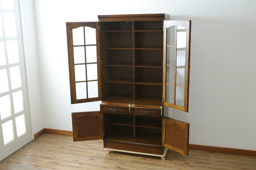 中古　美品　カリモク家具(karimoku)　COLONIAL(コロニアル)シリーズ　優雅な引手金具がアクセントの食器棚　定価約30万円　(R-086335)