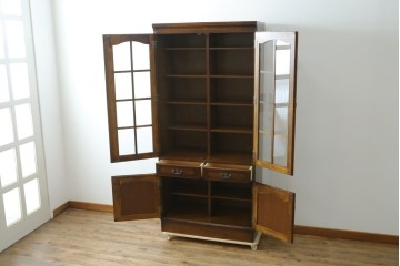 中古　美品　カリモク家具(karimoku)　COLONIAL(コロニアル)シリーズ　優雅な引手金具がアクセントの食器棚　定価約30万円　(R-086335)