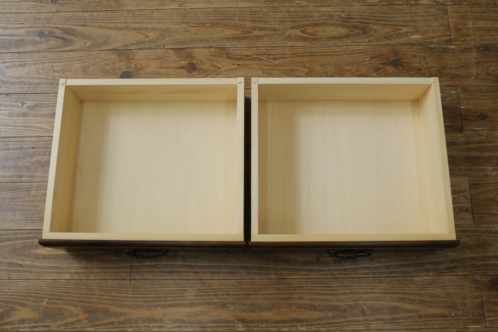 中古　美品　カリモク家具(karimoku)　COLONIAL(コロニアル)シリーズ　優雅な引手金具がアクセントの食器棚　定価約30万円　(R-086335)