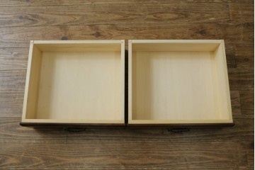 中古　美品　カリモク家具(karimoku)　COLONIAL(コロニアル)シリーズ　優雅な引手金具がアクセントの食器棚　定価約30万円　(R-086335)
