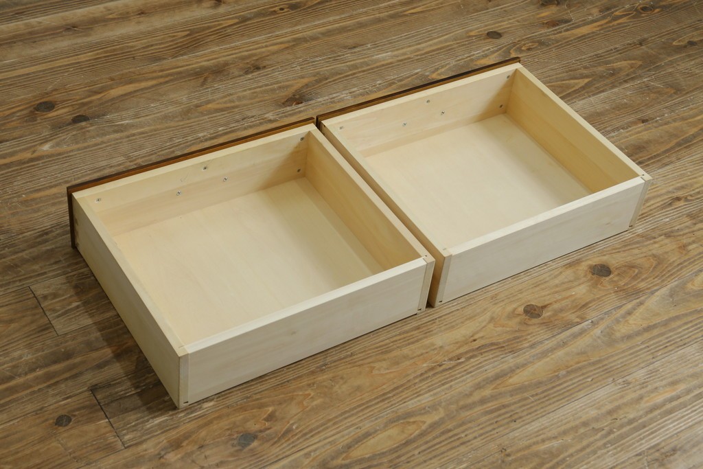 中古　美品　カリモク家具(karimoku)　COLONIAL(コロニアル)シリーズ　優雅な引手金具がアクセントの食器棚　定価約30万円　(R-086335)