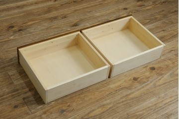 中古　美品　カリモク家具(karimoku)　COLONIAL(コロニアル)シリーズ　優雅な引手金具がアクセントの食器棚　定価約30万円　(R-086335)