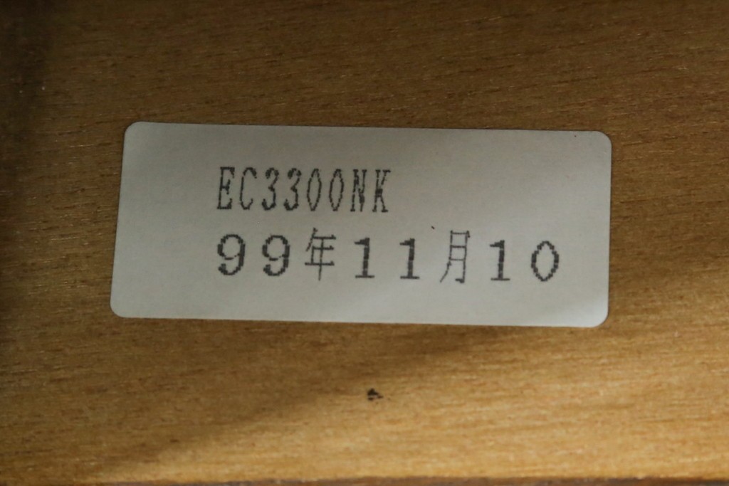 中古　美品　カリモク家具(karimoku)　COLONIAL(コロニアル)シリーズ　優雅な引手金具がアクセントの食器棚　定価約30万円　(R-086335)