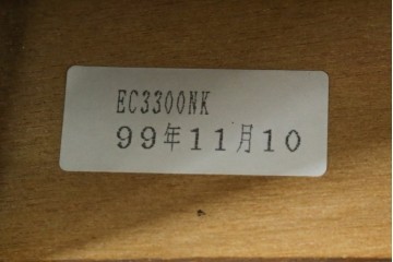 中古　美品　カリモク家具(karimoku)　COLONIAL(コロニアル)シリーズ　優雅な引手金具がアクセントの食器棚　定価約30万円　(R-086335)