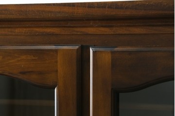 中古　美品　カリモク家具(karimoku)　COLONIAL(コロニアル)シリーズ　優雅な引手金具がアクセントの食器棚　定価約30万円　(R-086335)