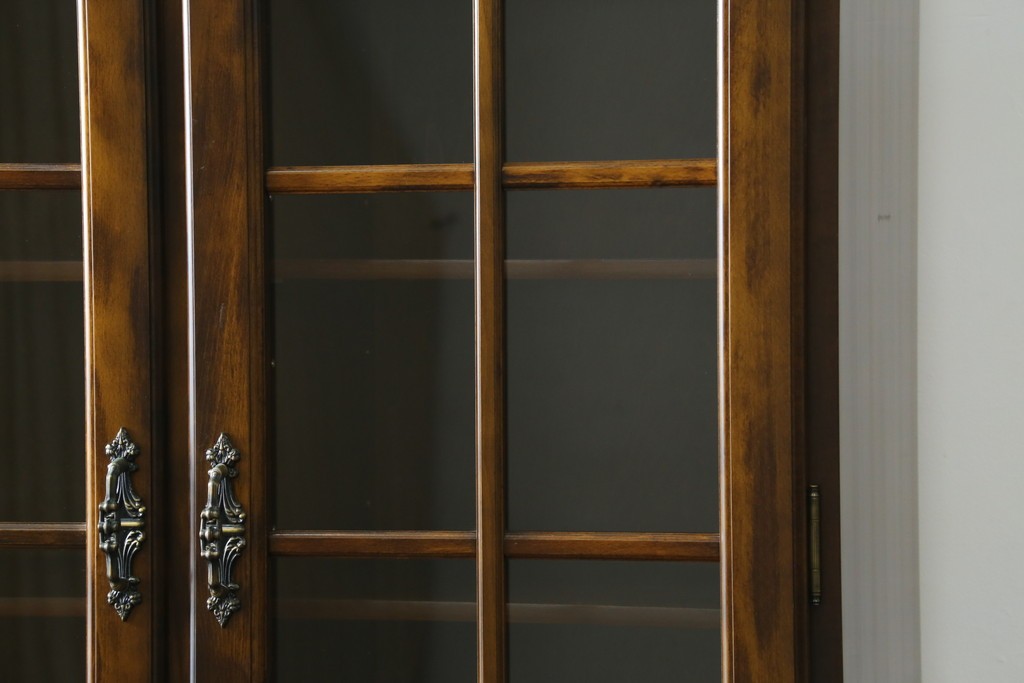 中古　美品　カリモク家具(karimoku)　COLONIAL(コロニアル)シリーズ　優雅な引手金具がアクセントの食器棚　定価約30万円　(R-086335)