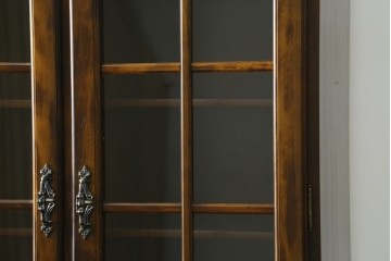 中古　美品　カリモク家具(karimoku)　COLONIAL(コロニアル)シリーズ　優雅な引手金具がアクセントの食器棚　定価約30万円　(R-086335)
