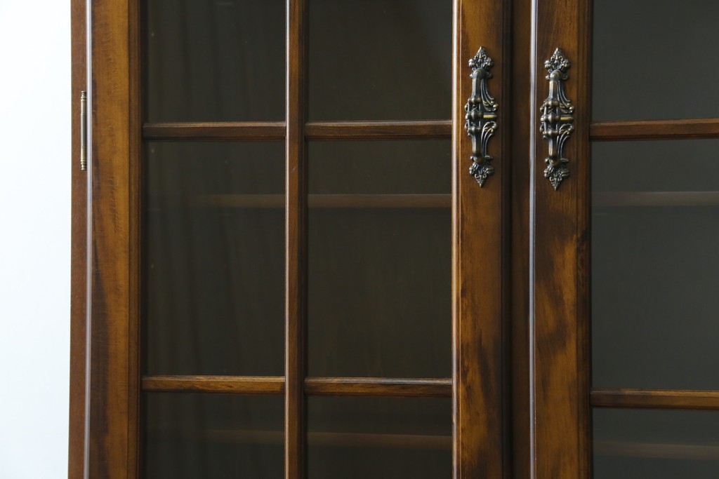 中古　美品　カリモク家具(karimoku)　COLONIAL(コロニアル)シリーズ　優雅な引手金具がアクセントの食器棚　定価約30万円　(R-086335)