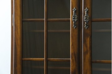 中古　美品　カリモク家具(karimoku)　COLONIAL(コロニアル)シリーズ　優雅な引手金具がアクセントの食器棚　定価約30万円　(R-086335)