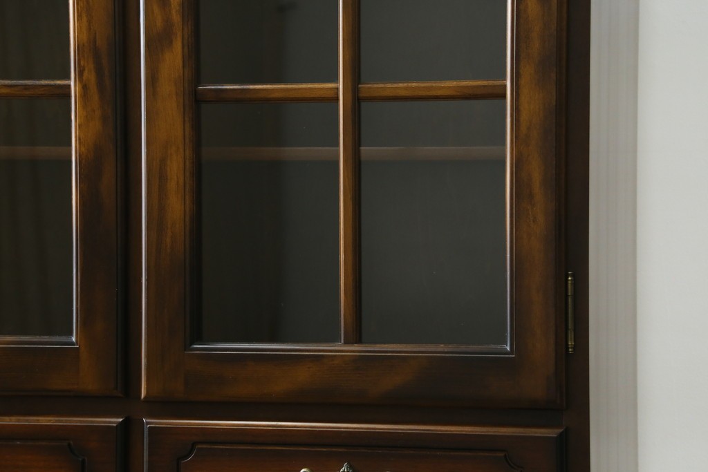 中古　美品　カリモク家具(karimoku)　COLONIAL(コロニアル)シリーズ　優雅な引手金具がアクセントの食器棚　定価約30万円　(R-086335)