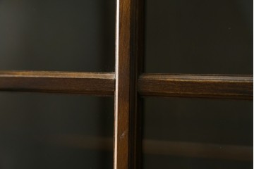 中古　美品　カリモク家具(karimoku)　COLONIAL(コロニアル)シリーズ　優雅な引手金具がアクセントの食器棚　定価約30万円　(R-086335)