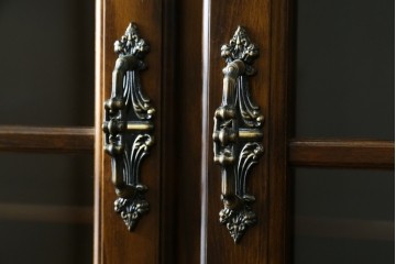 中古　美品　カリモク家具(karimoku)　COLONIAL(コロニアル)シリーズ　優雅な引手金具がアクセントの食器棚　定価約30万円　(R-086335)