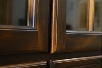 中古　美品　カリモク家具(karimoku)　COLONIAL(コロニアル)シリーズ　優雅な引手金具がアクセントの食器棚　定価約30万円　(R-086335)