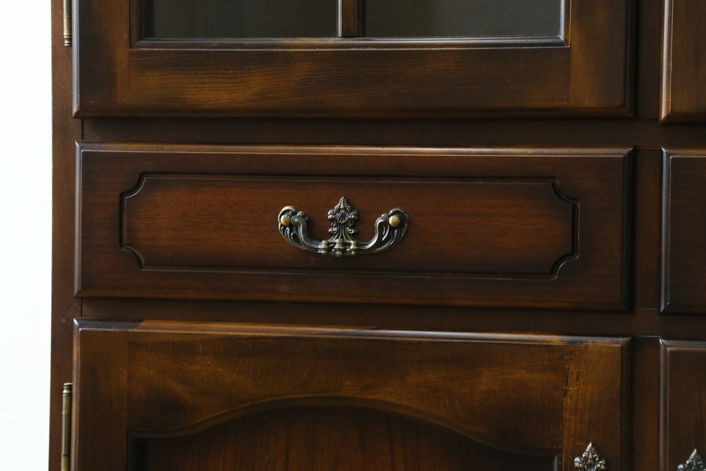 中古　美品　カリモク家具(karimoku)　COLONIAL(コロニアル)シリーズ　優雅な引手金具がアクセントの食器棚　定価約30万円　(R-086335)