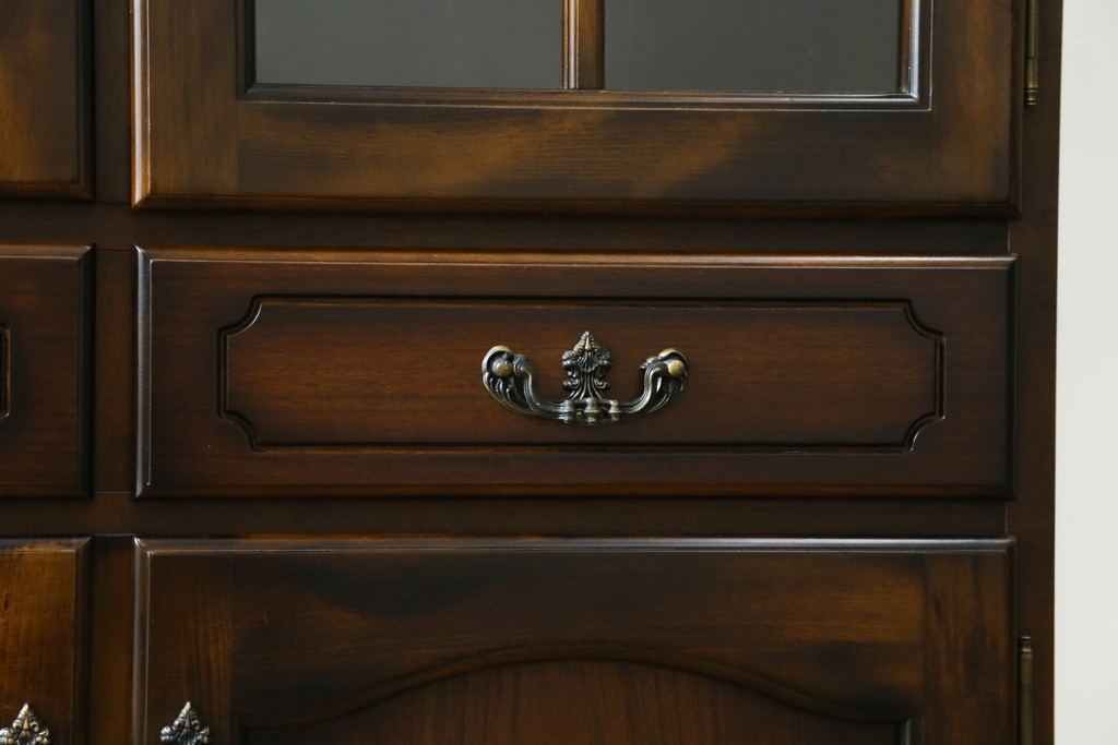 中古　美品　カリモク家具(karimoku)　COLONIAL(コロニアル)シリーズ　優雅な引手金具がアクセントの食器棚　定価約30万円　(R-086335)