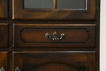 中古　美品　カリモク家具(karimoku)　COLONIAL(コロニアル)シリーズ　優雅な引手金具がアクセントの食器棚　定価約30万円　(R-086335)