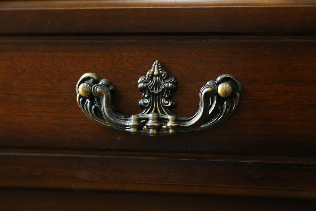 中古　美品　カリモク家具(karimoku)　COLONIAL(コロニアル)シリーズ　優雅な引手金具がアクセントの食器棚　定価約30万円　(R-086335)