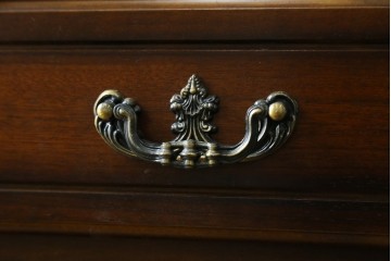 中古　美品　カリモク家具(karimoku)　COLONIAL(コロニアル)シリーズ　優雅な引手金具がアクセントの食器棚　定価約30万円　(R-086335)
