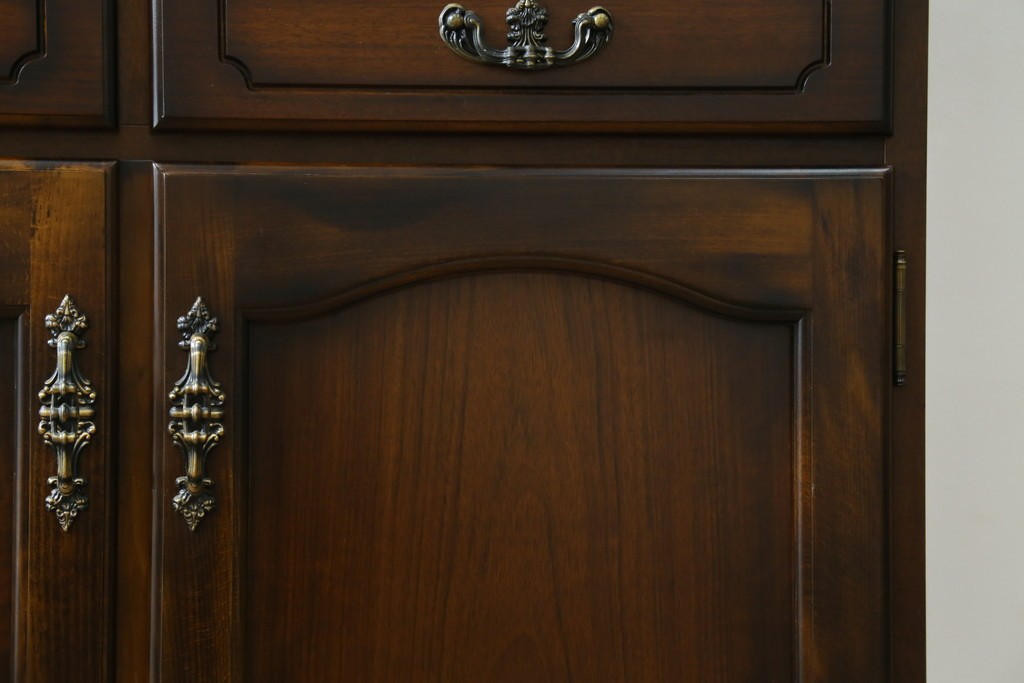 中古　美品　カリモク家具(karimoku)　COLONIAL(コロニアル)シリーズ　優雅な引手金具がアクセントの食器棚　定価約30万円　(R-086335)